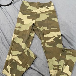 PINK Victoria’s Secret Ultimate Size SMALL camo high waisted leggings